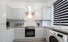 2 Ensuite Bed Home Near Shops